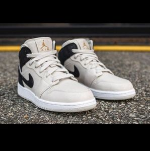 Air Jordan 1 Retro Mid GS 'Light Bone'